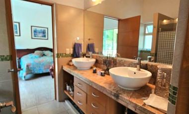 Las Cañadas Amplia Casa en Venta con Hermosa Variedad de Plantas