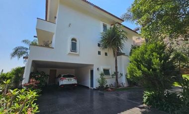 Las Cañadas Amplia Casa en Venta con Hermosa Variedad de Plantas