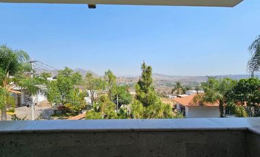 Las Cañadas Amplia Casa en Venta con Hermosa Variedad de Plantas