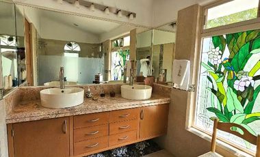 Las Cañadas Amplia Casa en Venta con Hermosa Variedad de Plantas