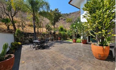 Las Cañadas Amplia Casa en Venta con Hermosa Variedad de Plantas