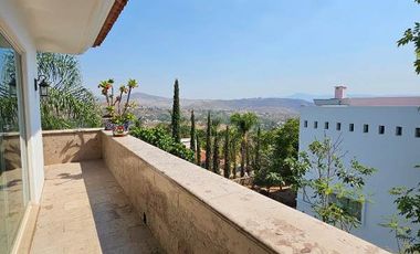 Las Cañadas Amplia Casa en Venta con Hermosa Variedad de Plantas