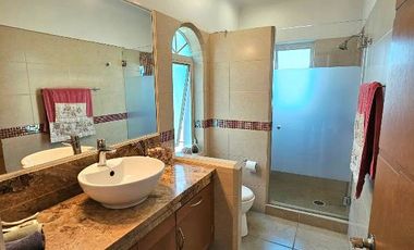 Las Cañadas Amplia Casa en Venta con Hermosa Variedad de Plantas