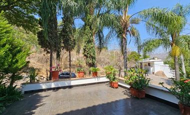 Las Cañadas Amplia Casa en Venta con Hermosa Variedad de Plantas