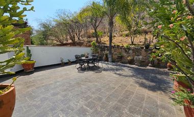 Las Cañadas Amplia Casa en Venta con Hermosa Variedad de Plantas