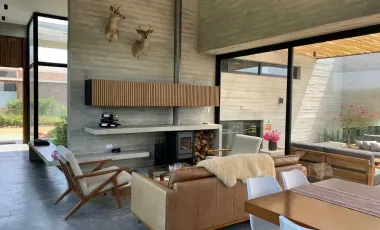 ESPECTACULAR CASA DE CAMPO EN CONDOMINIO CERRADO EN QUILMANA CON DOS BOXES DE CABALLOS