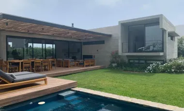 ESPECTACULAR CASA DE CAMPO EN CONDOMINIO CERRADO EN QUILMANA CON DOS BOXES DE CABALLOS