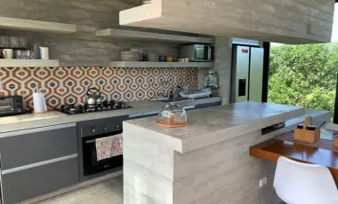 ESPECTACULAR CASA DE CAMPO EN CONDOMINIO CERRADO EN QUILMANA CON DOS BOXES DE CABALLOS