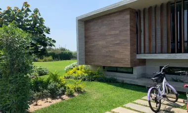 ESPECTACULAR CASA DE CAMPO EN CONDOMINIO CERRADO EN QUILMANA CON DOS BOXES DE CABALLOS