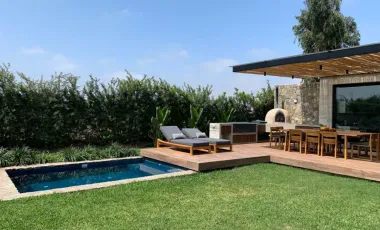 ESPECTACULAR CASA DE CAMPO EN CONDOMINIO CERRADO EN QUILMANA CON DOS BOXES DE CABALLOS