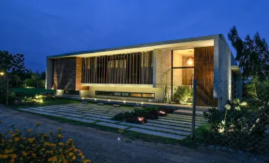 ESPECTACULAR CASA DE CAMPO EN CONDOMINIO CERRADO EN QUILMANA CON DOS BOXES DE CABALLOS