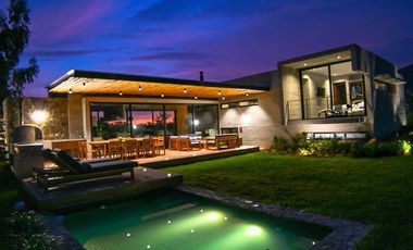 ESPECTACULAR CASA DE CAMPO EN CONDOMINIO CERRADO EN QUILMANA CON DOS BOXES DE CABALLOS