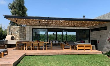 ESPECTACULAR CASA DE CAMPO EN CONDOMINIO CERRADO EN QUILMANA CON DOS BOXES DE CABALLOS