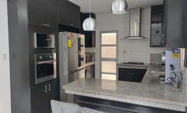 Casa amoblada de alquiler en la Urbanización La Joya, 3 dormitorios.