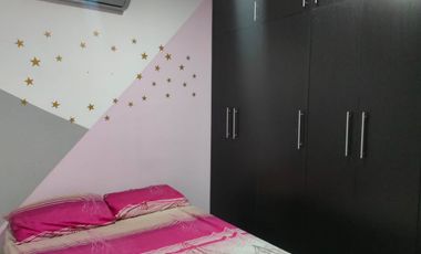 Casa amoblada de alquiler en la Urbanización La Joya, 3 dormitorios.