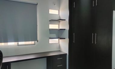 Casa amoblada de alquiler en la Urbanización La Joya, 3 dormitorios.