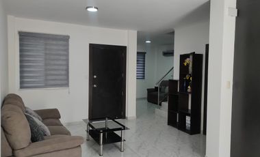 Casa amoblada de alquiler en la Urbanización La Joya, 3 dormitorios.