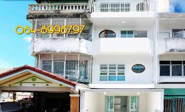 For sale, 4-story townhouse, Phibun Songkhram Village. Next to Rama 5 Bridge - Nonthaburi Pier, 14 sq wah., 6 bedrooms, 4 bathrooms, decorated in minimalist style. Whole house renovated, price 2.99 million baht.