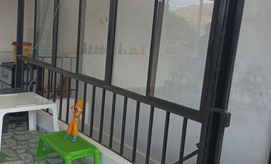 EXCELENTE OPORTUNIDAD SE VENDE CASA EN APULO CUNDINAMARCA CON 2 APARTAMENTOS Y LOCAL COMERCIAL SOBRE LA VIA A GIRARDOT