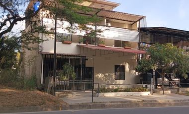 EXCELENTE OPORTUNIDAD SE VENDE CASA EN APULO CUNDINAMARCA CON 2 APARTAMENTOS Y LOCAL COMERCIAL SOBRE LA VIA A GIRARDOT