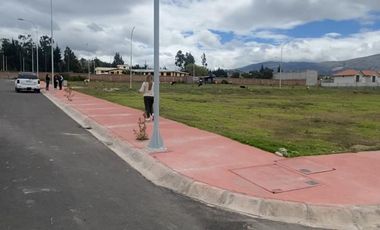 Terreno en venta con todos los servicios basicos en riobamba, sector norte