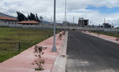 Terreno en venta con todos los servicios basicos en riobamba, sector norte