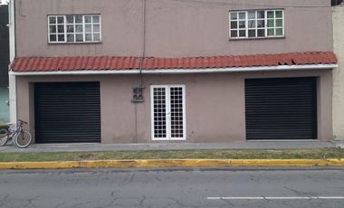 Renta de dos Locales Comercilaes y cuatro Oficinas en Av. Comonfort a una calle de Paseo Tollocan