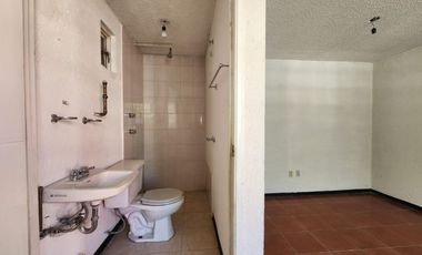 Renta de dos Locales Comercilaes y cuatro Oficinas en Av. Comonfort a una calle de Paseo Tollocan