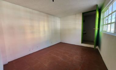 Renta de dos Locales Comercilaes y cuatro Oficinas en Av. Comonfort a una calle de Paseo Tollocan