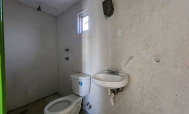 Renta de dos Locales Comercilaes y cuatro Oficinas en Av. Comonfort a una calle de Paseo Tollocan