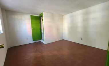 Renta de dos Locales Comercilaes y cuatro Oficinas en Av. Comonfort a una calle de Paseo Tollocan