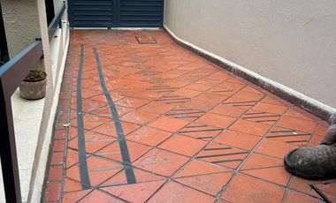 Casa en venta .      Inigualable ubicación.       Calle empedrada