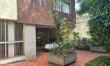 Casa en venta .      Inigualable ubicación.       Calle empedrada