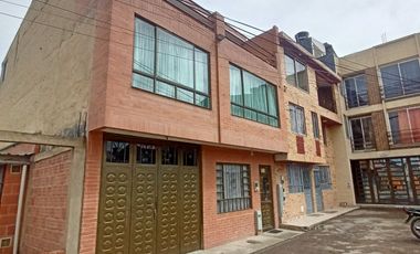 VENDO AMPLIA CASA EN CENTRO DE CAJICA