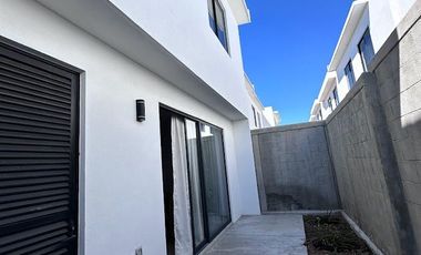 RENTA DE CASA AMUEBLADA CAPITALLA SALIDA LEON SILAO CON ALBERCA