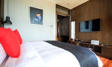 5 unit fully furnished luxury private Pool villa on a large white sandy beach for sale in Samui