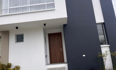 Se Renta Casa  de 3 dormitorios en 2 plantas en Conjunto Residencial Aranda en Tumbaco por Estrenar