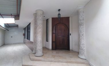 Casa de alquiler en La Garzota, Uso de Suelo Comercial, 450 m2