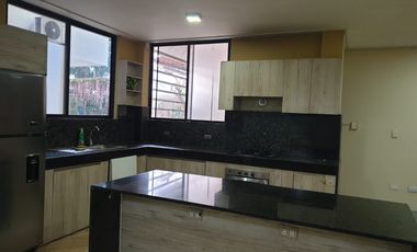 Casa de alquiler en La Garzota, Uso de Suelo Comercial, 450 m2