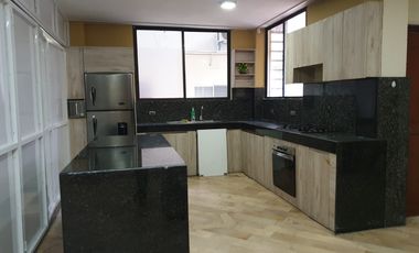 Casa de alquiler en La Garzota, Uso de Suelo Comercial, 450 m2