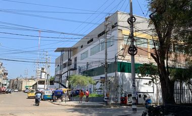 VENDO CASA DE DOS PISOS COMO TERRENO  FRENTE AL CLUB GRAU - CENTRO DE PIURA
