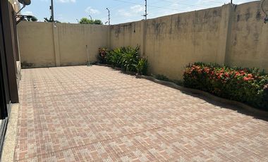 VENTA DE HERMOSA Y AMPLIA VILLA EN VIA A SAMBORONDON PRIMEROS KILOMETROS