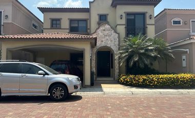 VENTA DE HERMOSA Y AMPLIA VILLA EN VIA A SAMBORONDON PRIMEROS KILOMETROS