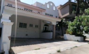 HERMOSA RESIDENCIA EN BUGAMBILIAS 2DA SECCIÓN