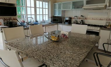 HERMOSA RESIDENCIA EN BUGAMBILIAS 2DA SECCIÓN