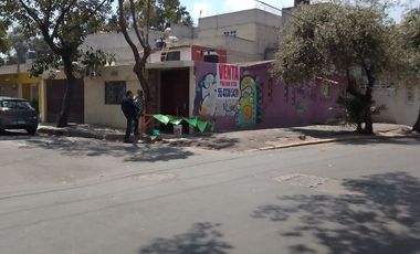 Casa en Esquina Frente a el Parque Recreativo Cuitláhuac. 4 Recamaras, 2 Baños, Bodega