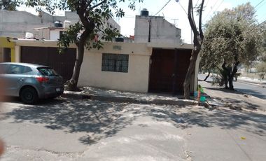 Casa en Esquina Frente a el Parque Recreativo Cuitláhuac. 4 Recamaras, 2 Baños, Bodega