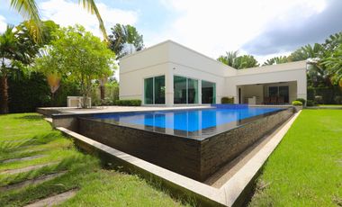 Modern Pool Villa in the Mabprachan Area