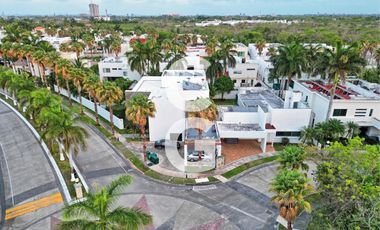 Casa en Venta en Cancun en Residencial Villa Magna con Alberca y Jardín