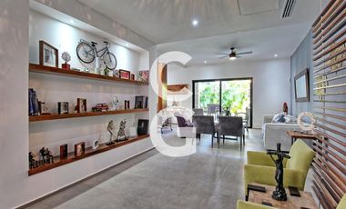 Casa en Venta en Cancun en Residencial Villa Magna con Alberca y Jardín